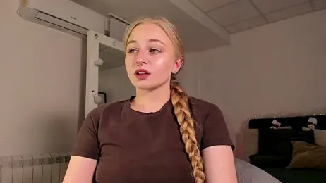 MiaMews webcam model stream image