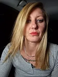 SheIsSomething webcam model stream image