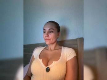 QWEENII webcam model stream image