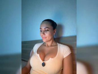 QWEENII webcam model stream image