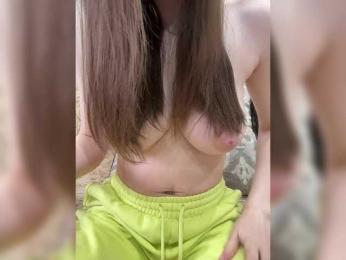 Lunelly webcam bongacams model stream image