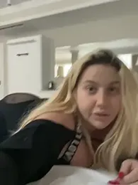 TiaDoll webcam model stream image