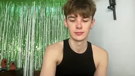 YourMilkyGuy webcam model stream image