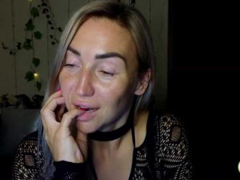 Jullyblondkiss webcam model stream image