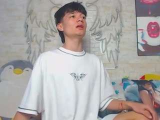 axelmilokairodyerear webcam model stream image