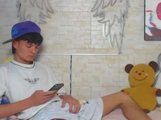 axelmilokairodyerear webcam model stream image