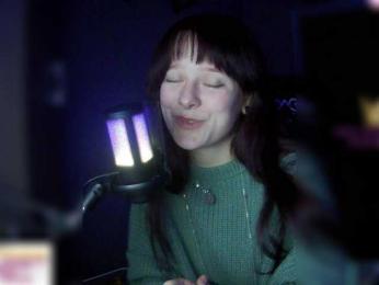 stillHer webcam model stream image