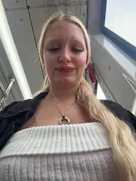 Elfi_InPublic webcam model stream image