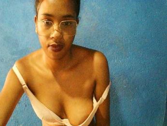 TriciaBella webcam model stream image