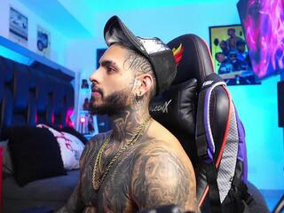 Logan Hugh webcam model stream image