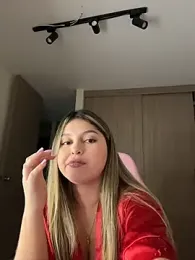 lunablossom_ webcam model stream image