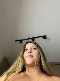 lunablossom_ webcam model stream image