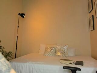 Louissa Bennett webcam model stream image