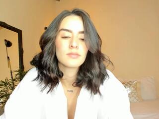 Louissa Bennett webcam model stream image