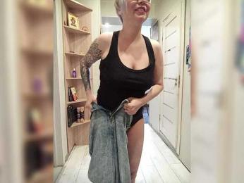 TilyTily webcam model stream image