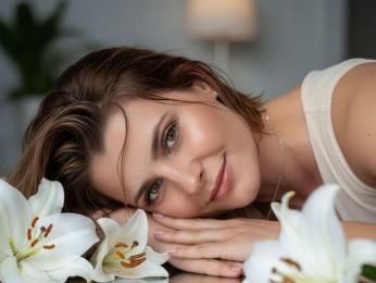 AnishaBee webcam model stream image