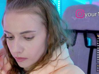 VikkiExtraCheese webcam model stream image