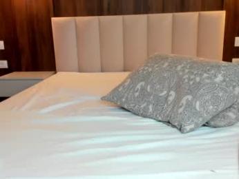 saradiamond01 webcam model stream image