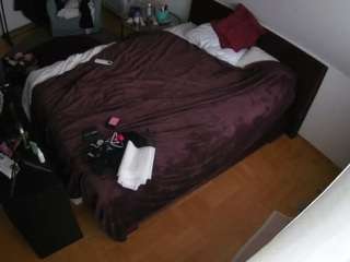 voyeurcam-julmodels-whitebed-2 webcam model stream image