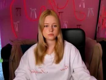 milana_kick webcam model stream image