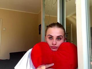 Madelene Harbough webcam model stream image