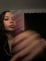 nikkiloveee webcam stripchat model stream image