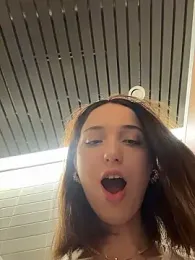 DollyTall webcam stripchat model stream image