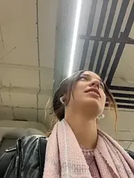 DollyTall webcam stripchat model stream image