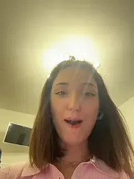 DollyTall webcam stripchat model stream image