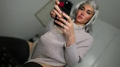 TheQueenNextDoor webcam model stream image