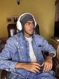 RavenKisses webcam model stream image