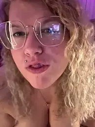 CurvyAnonymousGirl89 webcam stripchat model stream image