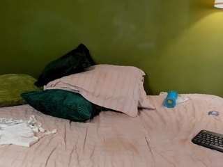 karlyee webcam model stream image