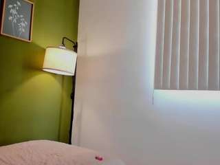 karlyee webcam model stream image