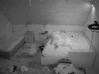 voyeurcam-julmodels-whitebed-2 camsoda stream image