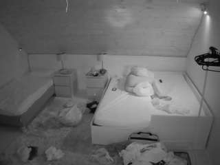 voyeurcam-julmodels-whitebed-2 camsoda stream image