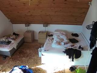voyeurcam-julmodels-whitebed-2 camsoda stream image