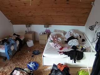 voyeurcam-julmodels-whitebed-2 camsoda stream image