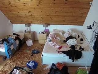 voyeurcam-julmodels-whitebed-2 camsoda stream image