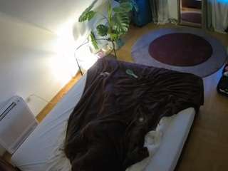 voyeurcam-julmodels-whitebed-4 camsoda stream image